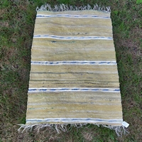 gult hvidt stribet gammelt svensk kludetæppe genbrugs trasmatta